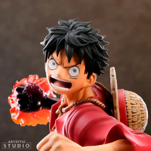 Detale twarzy i słomkowego kapelusza figurki Monkey D. Luffy