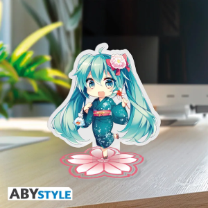 Stojak akrylowy z postacią Hatsune Miku w yukata ustawiony na drewnianym blacie