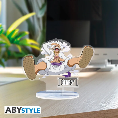 Stojak akrylowy z postacią Luffy Gear 5th w białym stroju ustawiony na drewnianym blacie