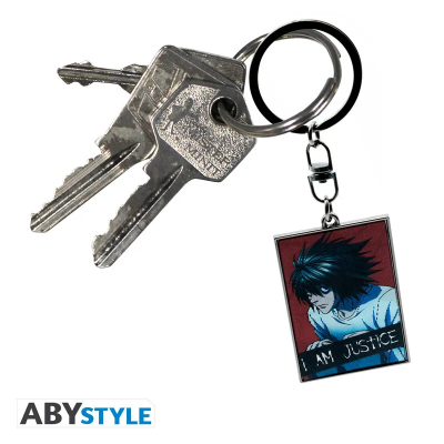 Metalowy brelok lentikularny z postacią L z Death Note przypięty do pęku kluczy