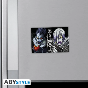 Magnes z anime Death Note przyczepiony do czarnej metalowej powierzchni lodówki