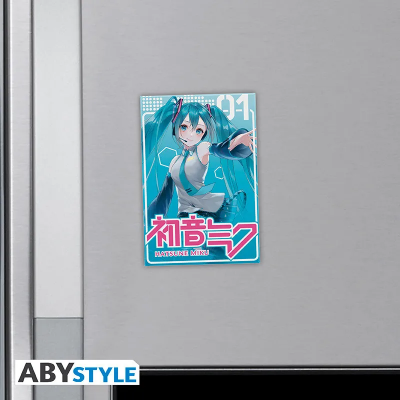 Magnes Hatsune Miku przyczepiony do drzwi lodówki w otoczeniu kuchennym